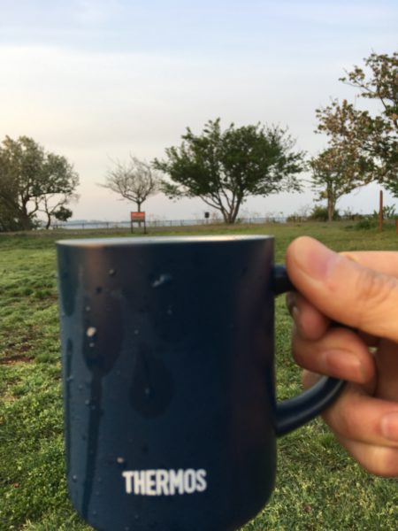 キャンプで初めての朝のコーヒー