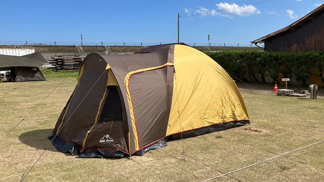 ビーチキャンプ99のサンセットエリアにてテント設営