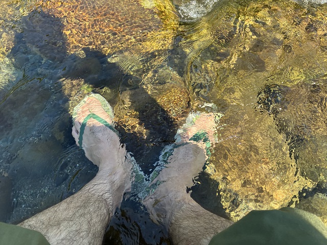 川に足を突っ込んでのコーヒーは格別