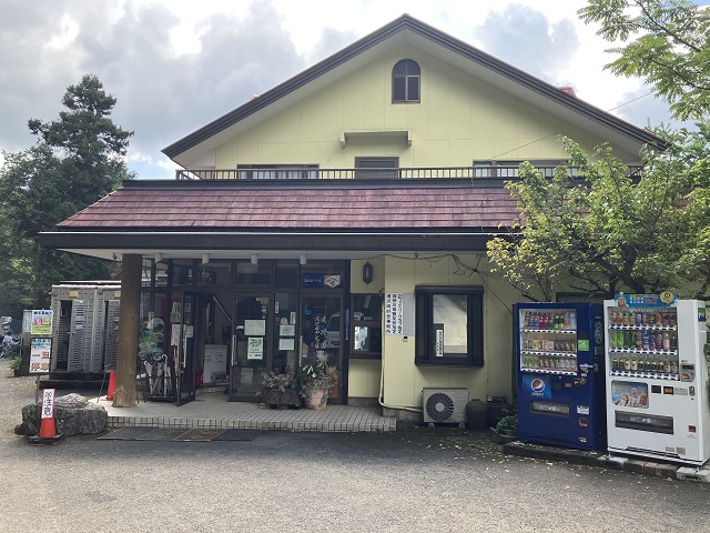 滝沢園キャンプ場のチェックインカウンター