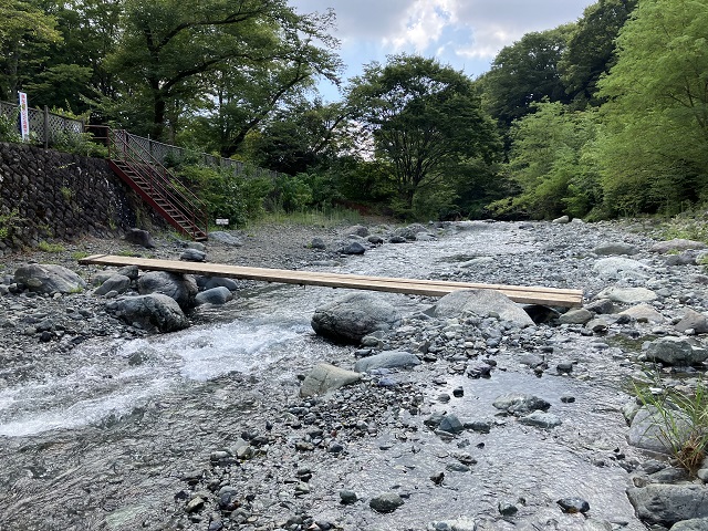 少し怖い橋代わりの板