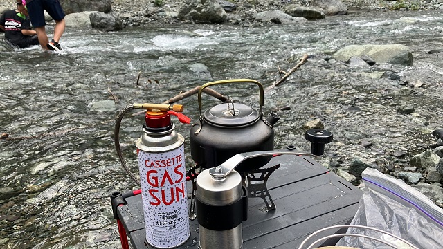 河辺でのコーヒーブレイク