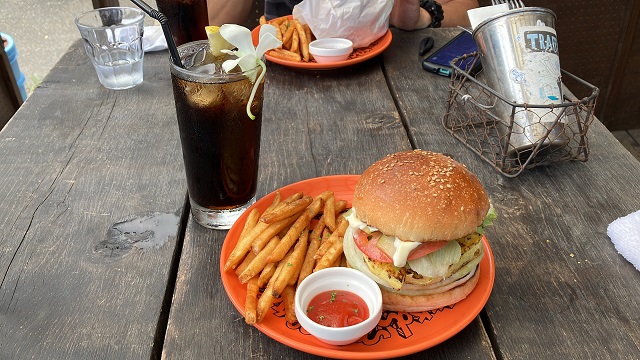 パインハンバーガーとコーラ