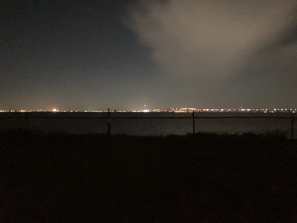 海の向こうは東京