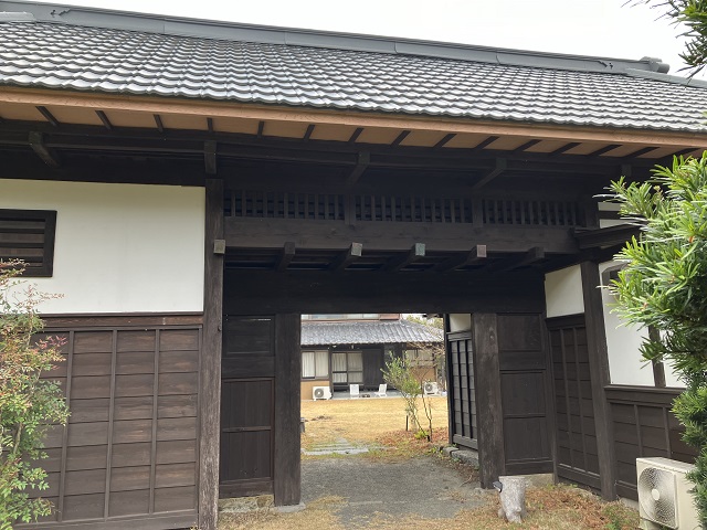 門構えはなんかすごい