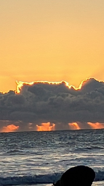 初日の出 雲の中