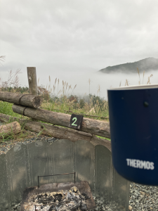 朝もやの中でのコーヒー