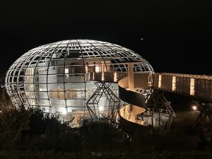 浮かび上がる外観